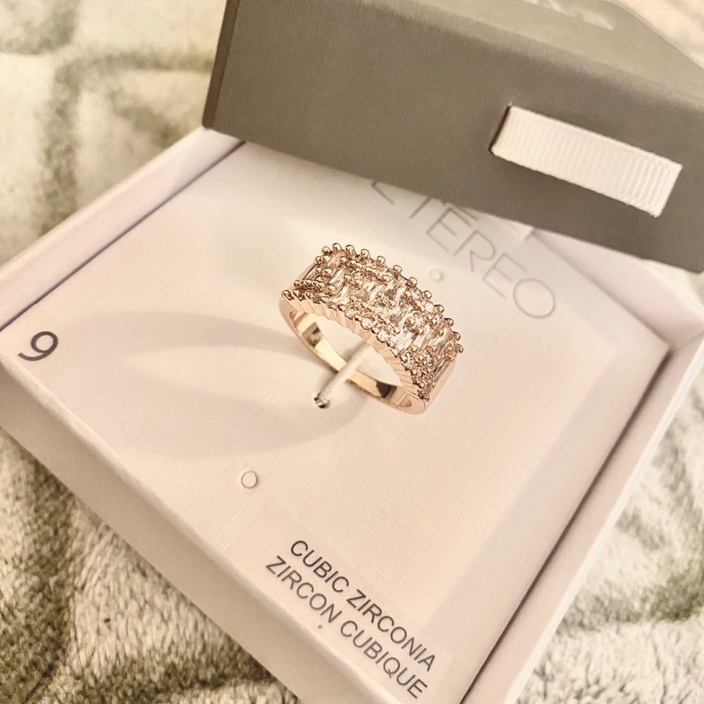 • NEW • Size 9 Cubic Zirconia Crystal Band Ring